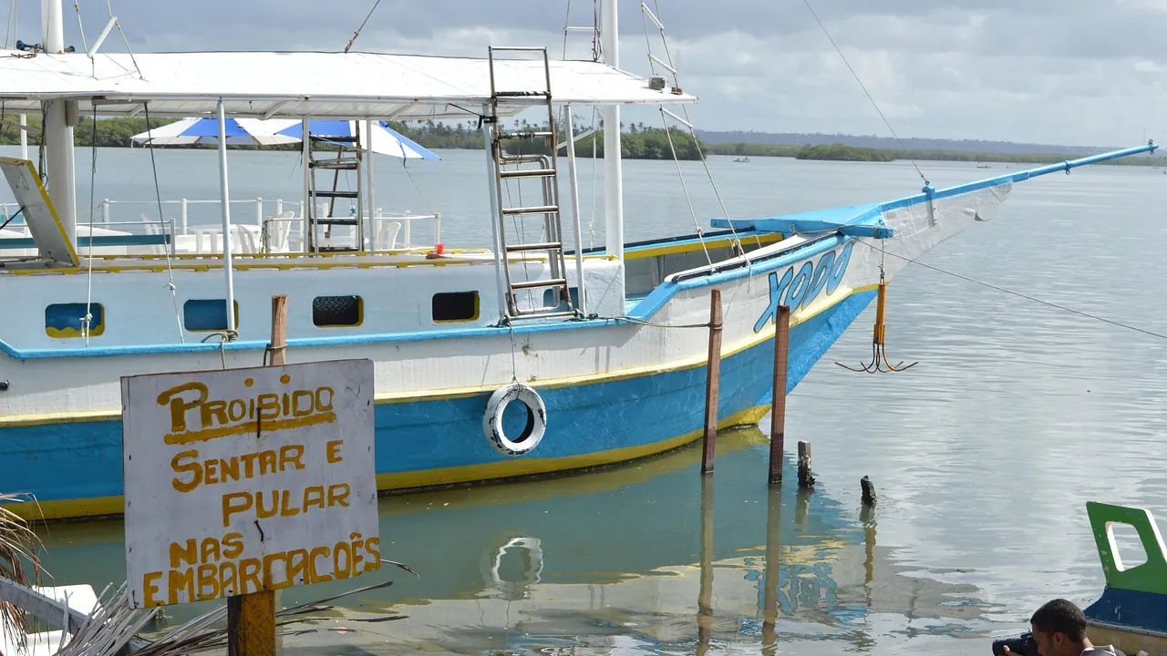 Orla da praia de Pajuçara, em Maceió, Alagoas, com coqueiros ao longo da faixa de areia