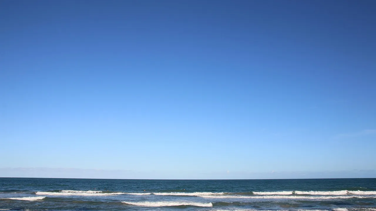 Jangada ancorada ao nascer do sol na praia de Porto de Galinhas, em Pernambuco